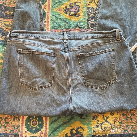 Old Navy Boyfriend Mid-Rise Ripped Jeans size 16 - Picture 5 of 9